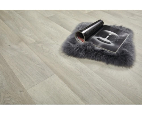 Heller Laminatboden mit Teppich und Zeitschrift