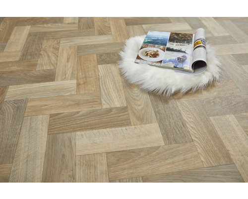 Verlegung von Laminatboden in Fischgrätmuster mit Zeitschrift