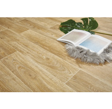 Verlegtes Laminat mit Holzoptik, Buch und Dekoration