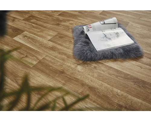 Heller Holzfußboden mit Zeitschrift auf einem Teppich