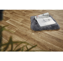 Dekorativer Bodenbelag in Holzoptik mit Zeitschrift auf Teppich