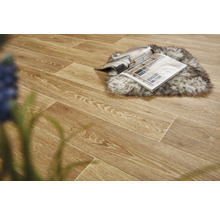 Bodenbelag mit Holzoptik und Zeitschrift auf einem Teppich