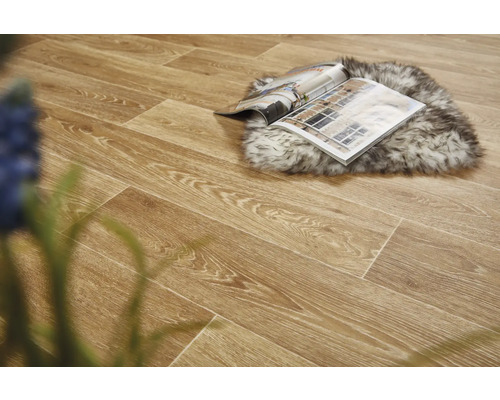 Verlegter Boden mit Holzoptik, darauf Zeitschrift und Fellteppich