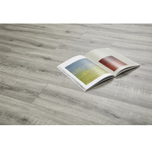 Heller Laminatboden mit geöffnetem Magazin