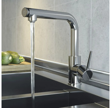 Küchenarmatur aus Metall mit laufendem Wasser