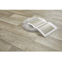 Bodenbelag aus Holz mit Zeitschrift und Teppich