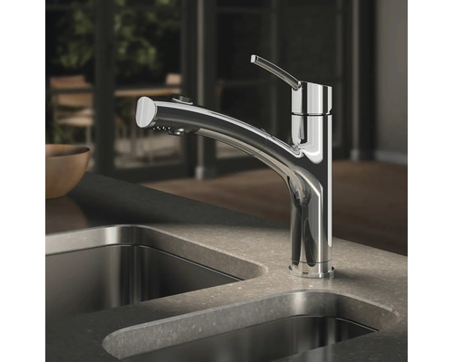 Küchenarmatur aus Metall neben einer Spüle