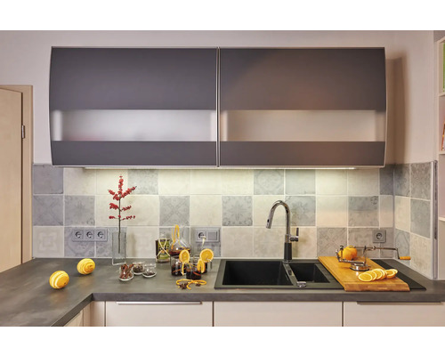 Moderne Küche mit Spüle, Armatur, Arbeitsplatte und Hängeschränken.