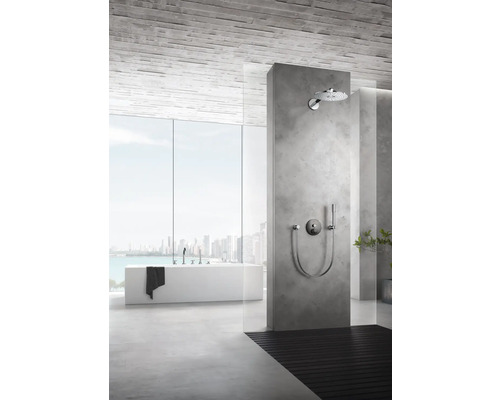 Badezimmer mit Dusche, Badewanne und großem Fenster mit Blick auf eine Stadt