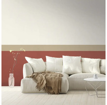 Wohnzimmer mit Sofa, Tisch und dekorativer Wandgestaltung