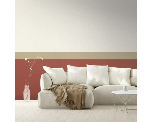 Wohnzimmer mit Sofa, Tisch und dekorativer Wandgestaltung