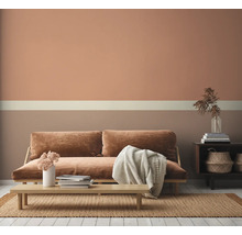 Wohnzimmer mit Sofa, Tisch und dekorativer Wandgestaltung
