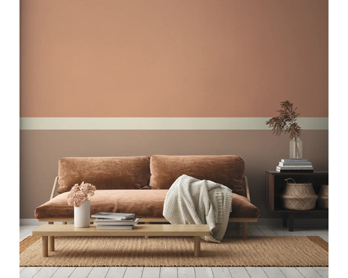 Wohnzimmer mit Sofa, Tisch und dekorativer Wandgestaltung