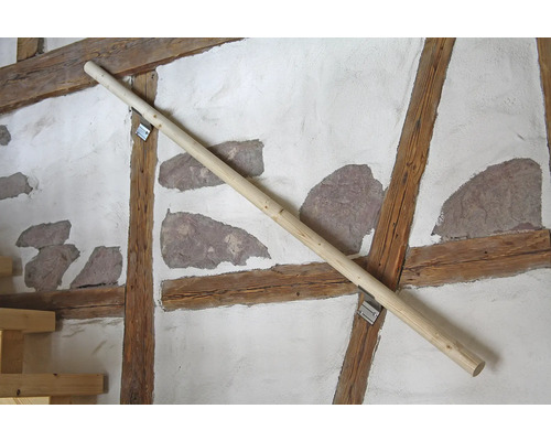 Holzhandlauf an Wand mit Fachwerk und Steinelementen