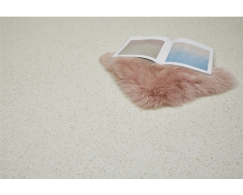 Dekorplatte mit Fellteppich und offenem Buch