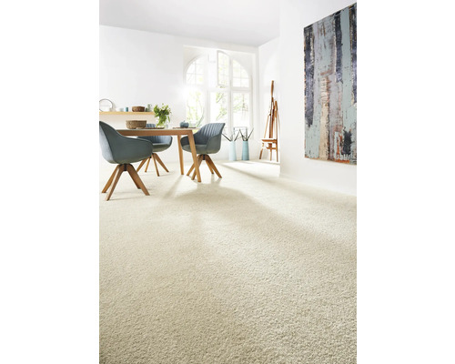 Heller Wohnraum mit Teppich, Esstisch und Kunstwerk an der Wand.