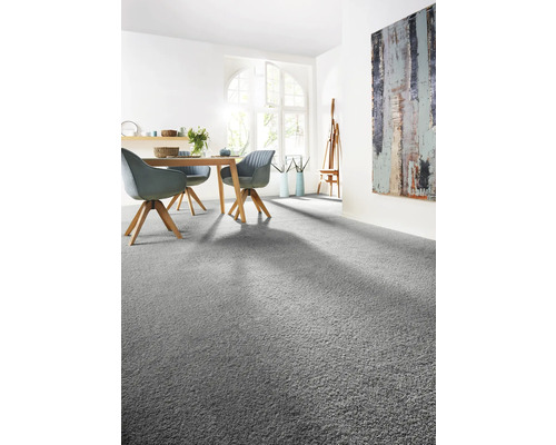 Grauer Teppich in einem hellen Esszimmer mit Esstisch und Stühlen