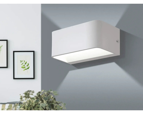 Weiße Wandleuchte im Innenraum