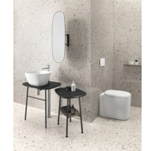 Badezimmer mit Waschbecken, Spiegel und Toilette vor gesprenkelter Wand und Boden