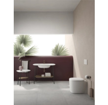 Helles Badezimmer mit Waschtisch, Toilette und Handtuchhalter