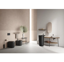 Modernes Badezimmer mit Toilette, Bidet, Waschtisch und Spiegel
