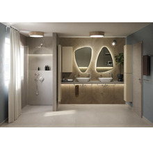 Badezimmer mit Dusche, Waschbecken, Spiegel und Schrank
