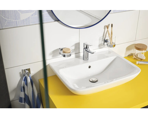 Modernes Badezimmer mit Aufsatzwaschbecken, Armatur, Seifenschale und Handtuchhalter