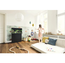Kinderzimmer mit Aquarium auf einem Unterschrank, Dekoration und Spielzeug