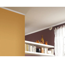 Zimmeransicht mit Stuckprofilen an Decke und Wand