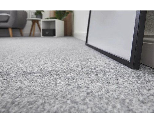 Nahaufnahme von grauem Teppichboden in einem Raum