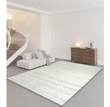 Wohnzimmer mit Sofa, Kommode und einem hellen Teppich mit Muster