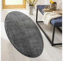 Ovaler, grauer Teppich im Eingangsbereich.