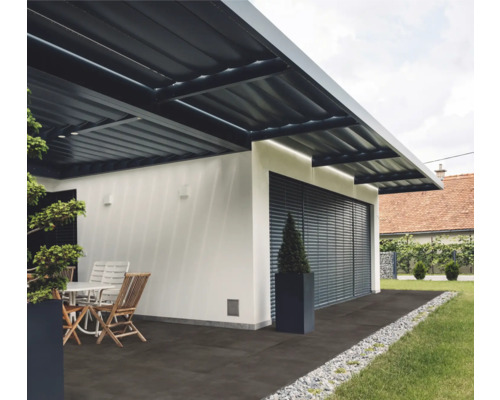 Terrasse mit Überdachung, Gartenmöbeln und Bepflanzung