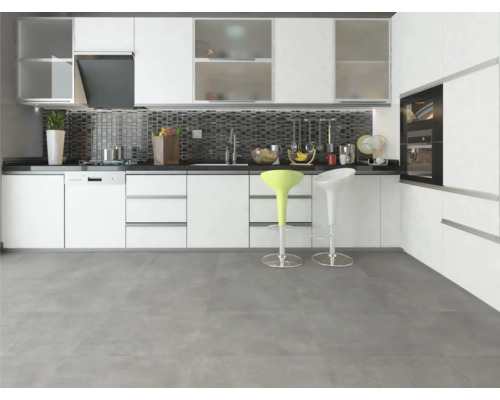 Moderne Küche mit weißen Schränken, dunkler Arbeitsplatte und zwei Barhockern.