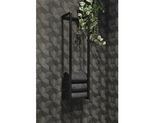 Handtuchhalter mit Handtüchern und Dekoration an einer strukturierten Wand