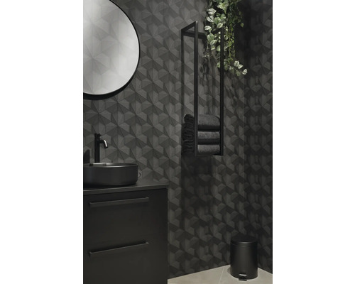 Modernes Badezimmer mit Waschbecken, Spiegel, Handtuchhalter und geometrischem Wandmuster