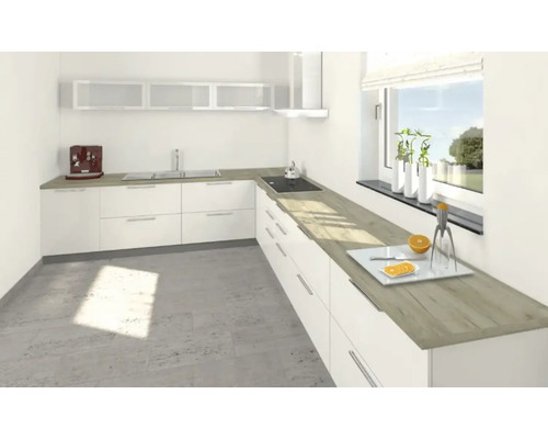 Helle, moderne Küche mit weißen Schränken und hölzernen Arbeitsplatten.