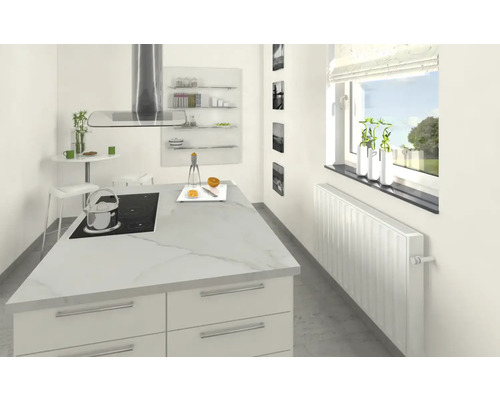 Helle Küche mit Kochinsel, Dunstabzugshaube und Heizkörper