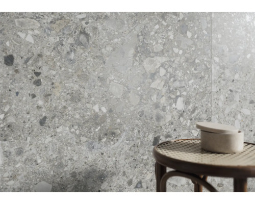 Graue Bodenfliese mit Steindekor