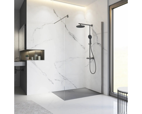 Raumdusche Schulte ExpressPlus Alexa Style 2.0 900x2000 mm Echtglas Klar hell grau Modernes Badezimmer mit begehbarer Dusche, Marmorwand und grauer Duscharmatur.