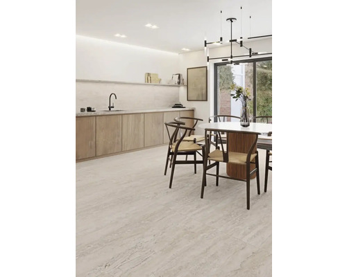 Heller Wohnraum mit Esstisch, Stühlen und Fliesenboden.