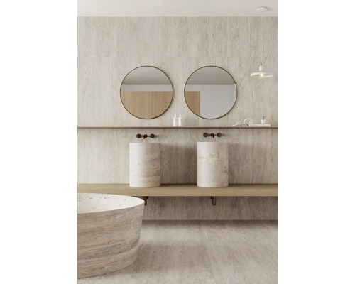 Badezimmer mit zwei runden Spiegeln, zwei Waschtischen und einer Badewanne
