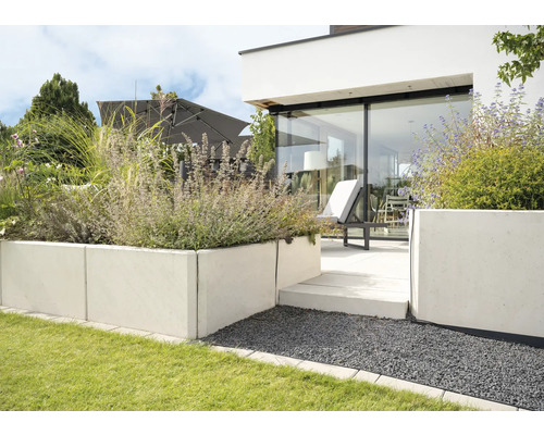 Moderner Garten mit Rasen, Hochbeet aus Beton, Terrasse und Sonnenschirm