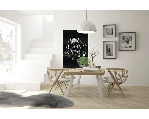 Helles Esszimmer mit Esstisch, Stühlen, Dekoration, Wandbild und Teppich