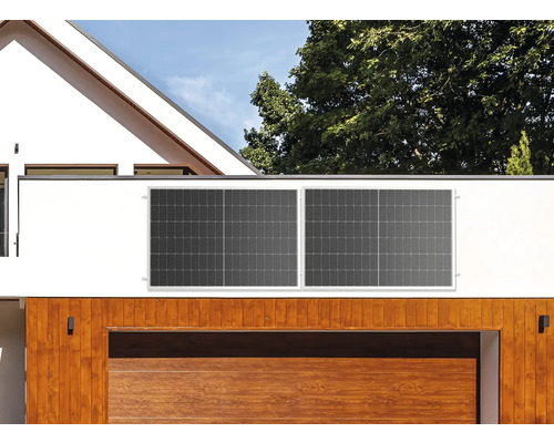Zwei Solarmodule an einer Hauswand montiert