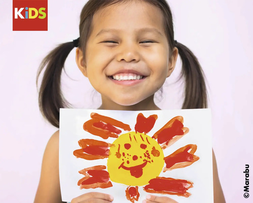 Ein Mädchen hält ein selbstgemaltes Bild einer Sonne hoch