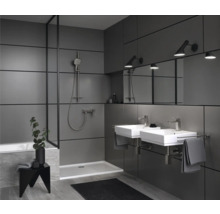 Modernes Badezimmer mit Dusche, Doppelwaschtisch und grauen Wandpaneelen