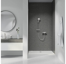 Helles Badezimmer mit Waschbecken, Spiegel und Dusche.