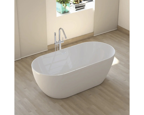 Freistehende Badewanne mit Armatur im Badezimmer