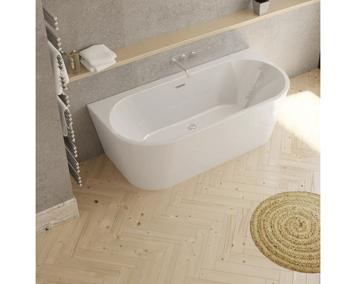 Einbauwanne im Badezimmer mit Holzboden und rundem Teppich